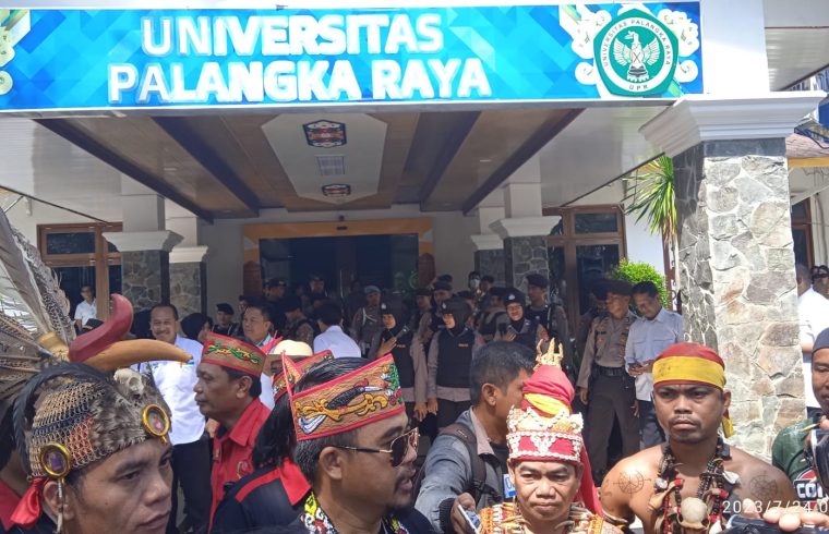 Rektor UPR Ditekan oleh Aksi Damai Aliansi Utus Dayak Mantehau: Hak Pendidikan untuk Dayak Kalteng
